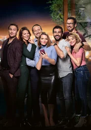 Gemeinsamer Abend: Rocco (Wotan Wilke M&ouml;hring, 3. v. li.) und seine Frau Eva (Jessica Schwarz, 2. v. li.) haben ihre Freund*innen Leo (Elyas M&rsquo;Barek, 3. v. re.), Pepe (Florian David Fitz, hinten re.), Carlotta (Karoline Herfurth, Mitte), Simon (Frederick Lau, li.) und Bianca (Jella Haase, vorne re.) eingeladen.