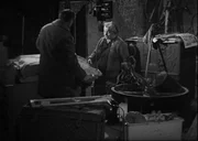 Eine ahnungslose B&auml;uerin verkauft einen alten Bauernschrank f&uuml;r Kleingeld.