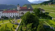 In Neustift, an einer wichtigen Nord-S&uuml;d-Handelsroute gelegen, bewahrt man Jahrhunderte altes Wissen um Heilkr&auml;uter und Obstzucht.