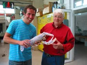 Willi Weitzel ist heute auf der Hochseeinsel Helgoland. In der Forschungsstation f&uuml;r Hummer erkl&auml;rt Professor Dr. Franke dem Willi einiges &uuml;ber die Tiere.