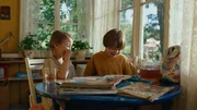 Stina (Lovisa Lindblad, l.) und Tjorven (Vega &Aring;hman, r.) bl&auml;ttern die Zeitschriften durch, um auf eine Idee zu kommen, wie sie Malin zu einem Freund verhelfen k&ouml;nnten.