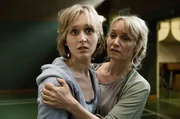 L-R: Jeanny (Theresa Riess), Nicole Gruber (Eva Herzig).