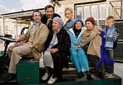 Ein tolles Team (v.l.n.r.): Manfred (Hannes Jaenicke), R&uuml;diger (Heinrich Schafmeister), Ilse (Gudrun Okras), Moni (Sonja Kirchberger), Gisela (Ursula Karusseit), Martha (Brigitte Grothum) und Monis Sohn Sammy (Nico Schulz).