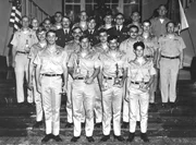 Berliner Geheimdienstsoldaten der Einheit INSCOM pr&auml;sentieren den Preis "Travis Trophy"1974 f&uuml;r die beste Abh&ouml;rstation.