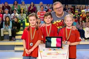 Das Rateteam aus Br&uuml;ssel/Belgien pr&auml;sentiert stolz die Medaillen.
