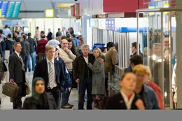 Mitten im Gedr&auml;nge am Berliner Flughafen entdecken Reinhard und Hannah (J&ouml;rg Sch&uuml;ttauf und Tina Ruland, M.) pl&ouml;tzlich ihre Tochter. Jetzt m&uuml;ssen sie sich ganz schnell eine Alternative f&uuml;r die Heimreise einfallen lassen ...