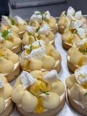 Das Kosten solcher T&ouml;rtchen dauert nur wenige Minuten, das Herstellen viele, viele Stunden.