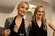 L-R: Nicole Gruber (Eva Herzig), Jeanny (Theresa Riess).