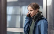 Iris (Sofia Helin) erhält einen überraschenden Anruf. Es geht um ihre Halbschwester. Iris (Sofia Helin) erhält einen überraschenden Anruf. Es geht um ihre Halbschwester.