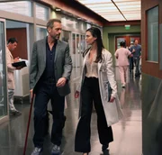 L-R: Weil House (Hugh Laurie) zu einem Boxkampf in einer anderen Stadt will, aber aufgrund seiner Fu&szlig;fessel nicht kann, muss ihm Adams (Odette Annable) helfen ...