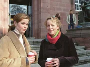 Sprachwissenschaftlerin Christine Keller (Ursula Buschhorn, li.) will ein Kind - aber ohne Mann. Isa (Floriane Daniel), ihre beste Freundin aus Jugendtagen, wei&szlig; die scheinbar perfekte L&ouml;sung.