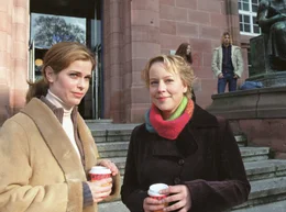 Sprachwissenschaftlerin Christine Keller (Ursula Buschhorn, li.) will ein Kind - aber ohne Mann. Isa (Floriane Daniel), ihre beste Freundin aus Jugendtagen, wei&szlig; die scheinbar perfekte L&ouml;sung.