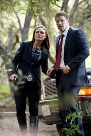 BONES: Brennan (Emily Deschanel, L) and Booth (David Boreanaz, R) investigate the death of the daughter of a wealthy family in the "The Nail in the Coffin" episode of BONES.