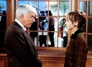 Dr. Sloan (Dick Van Dyke, l.) verd&auml;chtigt Bobbi Burton (Corinne Bohrer, r.) des Mordes an Nancy Barlow.
