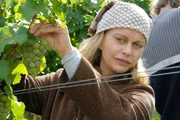 Skeptisch beobachtet die Erntehelferin Gabi (Edda Leesch) das Auftauchen ihrer vermeintlichen Rivalin.