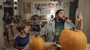 Halloween k&ouml;nnte nicht schrecklicher laufen. Statt etwas Cooles zu unternehmen, muss sich Grace (Teilor Grubbs, l.) mit Jerry (Jorge Garcia, r.) und Charlie (Zach Sulzbach, M.) herumschlagen ...