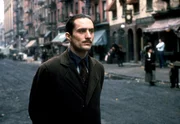 Der junge Vito Corleone (Robert De Niro) beginnt, sich auf der Stra&szlig;e einen Namen zu machen.