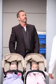 Misstrauisch wie er ist, versucht House (Hugh Laurie) Taub krampfhaft dazu zu bringen, einen Vaterschaftstest f&uuml;r die sechs Monate alten Zwillinge zu machen ...