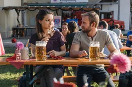 Katharina (Henriette Richter-R&ouml;hl) und Mike (Jochen Matschke) kommen sich n&auml;her.