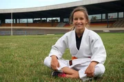 Sarah tr&auml;gt ihren Judoanzug.