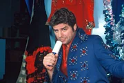 Jupp (Uwe Fellensiek) versucht sich als Elvis-Imitator. Die Begeisterung des "Publikums" h&auml;lt sich in Grenzen ...