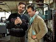 M&auml;nnersache? Manfred (Hannes Jaenicke, rechts) und sein Bruder R&uuml;diger (Heinrich Schafmeister) diskutieren Massagestabtechnik.