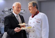 ARD STURM DER LIEBE FOLGE 1230, am Freitag um 15:10 Uhr im ERSTEN. Alfons (Sepp Schauer, l.) bittet Andr&eacute; (Joachim L&auml;tsch, r.), f&uuml;r ihn und Hildegard zu kochen.