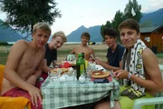 Die Jungs-WG: Sommer. Sonne. Elternfrei. Ole, Luc, Nils, Leroy und Robin (v.l.n.r.) im Surfer-Camp.