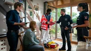 S&ouml;nke Findorf (Konrad Singer, l.) hat seine Frau Julia (Nina Weisz, 2.v.l.) gefesselt Zuhause vorgefunden. Offenbar hat sie einen Einbrecher &uuml;berrascht. Nachdem Dr. Schmidt (Joel Williams, M.) sich um die Frau gek&uuml;mmert hat, machen sich Kris (Marc Barthel, 2.v.r.) und Pinar (Aybi Era, r.) ein Bild von der Lage.