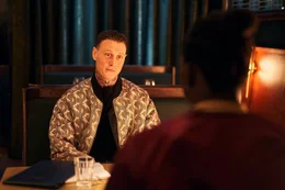 Preston (George MacKay, l.) macht bei seinem ersten Date mit Jules (Nathan Stewart-Jarrett, r.) auf dicke Hose.