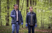 Jens (Håkan Bengtsson) und Iris (Sofia Helin) suchen noch einmal den Fundort der Leiche im Wald auf. Jens (Håkan Bengtsson) und Iris (Sofia Helin) suchen noch einmal den Fundort der Leiche im Wald auf.