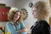 Zwei h&uuml;bsche Frauen mit derselben missgl&uuml;ckten Frisur: Anw&auml;ltin Sarah (Johanna Christine Gehlen, rechts) hat die Eifersucht der verheirateten Gabi (Edda Leesch) auf sich gezogen, weil deren Mann ihr sch&ouml;ne Augen macht.