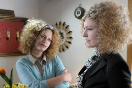 Zwei h&uuml;bsche Frauen mit derselben missgl&uuml;ckten Frisur: Anw&auml;ltin Sarah (Johanna Christine Gehlen, rechts) hat die Eifersucht der verheirateten Gabi (Edda Leesch) auf sich gezogen, weil deren Mann ihr sch&ouml;ne Augen macht.