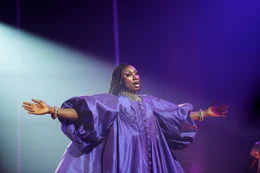 Jules (Nathan Stewart-Jarrett) liefert als Aphrodite Banks eine extravagante Drag-Performance ab.