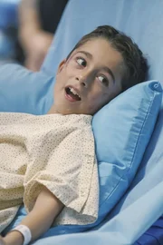 Statt die Schwere des Autounfalls zu erkennen, vergleicht der kleine Patient Jack (Nicolas Bechtel) die Geschehnisse mit seinen Computerspielen ...