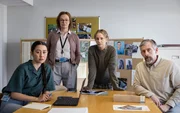 Iris (Sofia Helin, 2.v.r.) ist als neue Leiterin der Abteilung f&uuml;r ungekl&auml;rte Kriminalf&auml;lle die Chefin von Nina (Inez Micaella Andersson, l.), Kerstin (Kajsa Ernst, 2.v.l.) und Jens (H&aring;kan Bengtsson).