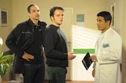 Der Arzt hat die Ergebnisse von Floris R&ouml;ntgenuntersuchung. Von links: Mike Preissinger (Harry Blank), Florian Brunner (Tommy Schwimmer) und Arzt (Ercan Karacayli).