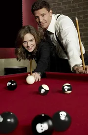 TOP CRIME - 1A TV  NELLA FOTO: EMILY DESCHANEL (DR. TEMPERANCE BRENNAN) E DAVID BOREANAZ (SEELEY BOOTH)