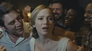 Him (Javier Bardem, l.); Mother (Jennifer Lawrence, Mitte)
