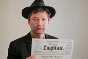 Zeitungen waren das Sprachrohr der politischen Parteien - Leopold Altenburg bei der Lektuere in ServusTV's "Heimatleuchten - Der Kaiser und die Erotik der Mehlspeise" in Oesterreich.
