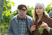 Klaus (Uli Krohm) und Gabi (Edda Leesch) k&ouml;nnen kaum glauben, dass ihre Gegenspielerin Sarah tats&auml;chlich als helfende Hand bei der Weinlese auftaucht.