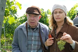 Klaus (Uli Krohm) und Gabi (Edda Leesch) k&ouml;nnen kaum glauben, dass ihre Gegenspielerin Sarah tats&auml;chlich als helfende Hand bei der Weinlese auftaucht.