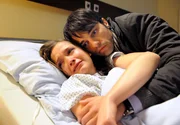 ARD STURM DER LIEBE FOLGE 1234, am Donnerstag um 15:10 Uhr im ERSTEN. Eva (Uta Kargel, l.) und Robert (Lorenzo Patan&eacute;, r.) trauern um den Verlust ihres ungeborenen Kindes.