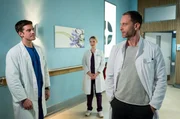 Ben (Philipp Danne, l.) und Julia (Mirka Pigulla, M.) suchen das Gespr&auml;ch mit Dr. Kai Hoffmann (Julian Weigend, r.).