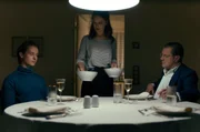 Ellie (Paula Beer) mit ihrem Ehemann Kurt (Tom Schilling) und ihrem Vater Professor Carl Seeband (Sebastian Koch)