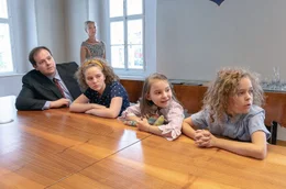 Tritt Clemens das Testament an? Notar (Thomas Mraz, li.), Karin (Eva Herzig, hinten), Kristina (Alice Prosser, 3. v. li. Judy (Isabel Steszgal, 2. v. re. ) und (Felix Staudigl) warten auf die Entscheidung.