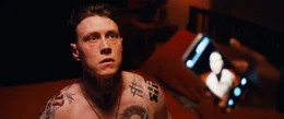In seiner Beziehung zu Jules nimmt Preston (George MacKay) ob seines wachsenden Vertrauens und seiner Gef&uuml;hle f&uuml;r Ersteren eine zunehmend unterw&uuml;rfige Rolle ein.