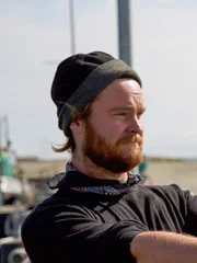 Zeke reicht zur Begr&uuml;&szlig;ung die Hand