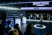 In der Gameshow "Neo Match up" tritt Parshad Esmaeili (l.) gegen &Ouml;zcan Co?ar (M.) an und muss f&uuml;nf Kandidaten und Kandidatinnen die richtige Beauty OP zuordnen.