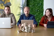 Sarah (Leslie Menu), Alexandre (Denis Podalyd&egrave;s) und Suzie (Lu&agrave;na Bajrami, v.l.) m&uuml;ssen in ihrem Unternehmen 24/7 verf&uuml;gbar sein.